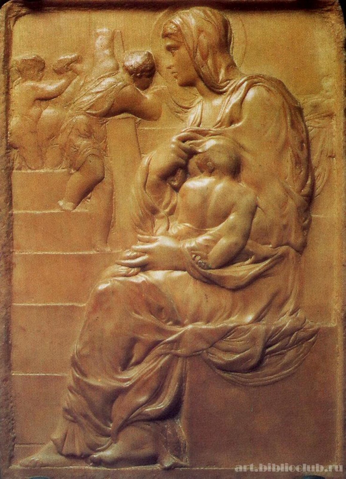 Ilustracja o kształcie pionowego prostokąta przedstawia marmurową rzeźbę Michała Anioła „Madonna przy schodach”. Ukazuje siedzącą Matkę Boską z dzieciątkiem karmionym piersią. Kobieta ma na sobie długą, udrapowana suknie oraz założony na głowie welon. Szata miękko układa się na podeście, na którym siedzi postać. Prawą ręką podtrzymuje uniesiony rąbek szaty. Po lewej stronie znajdują się chody z poręczą. Na ich wyższych stopniach zabawiają się dzieci.