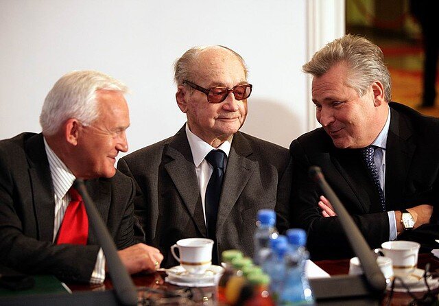 Posiedzenie Rady Bezpieczeństwa Narodowego, od lewej: Leszek Miller, Wojciech Jaruzelski, Aleksander Kwaśniewski