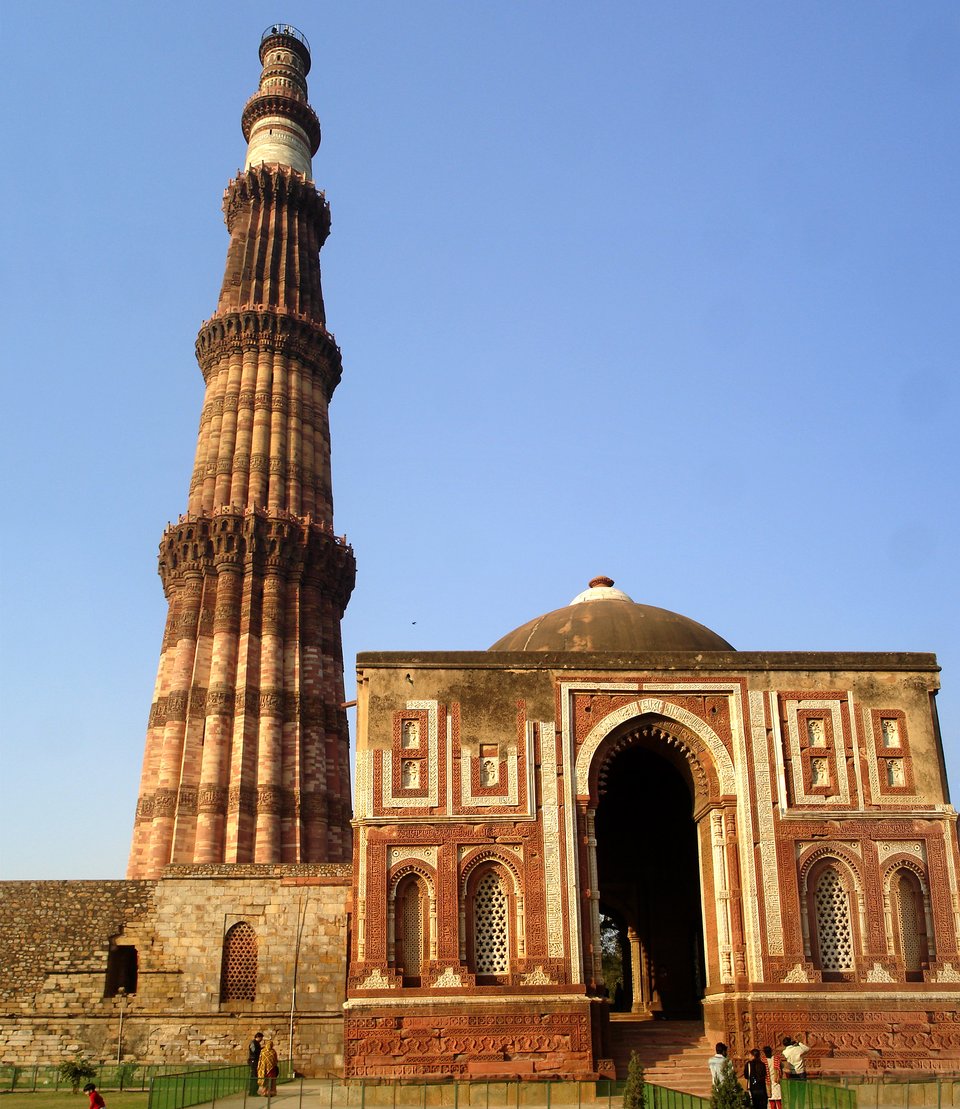 Mauzoleum Qutab Minar Świątynia w Delhi. Źródło: PlaneMad., Mauzoleum Qutab Minar, fotografia, licencja: CC BY-SA 2.5.