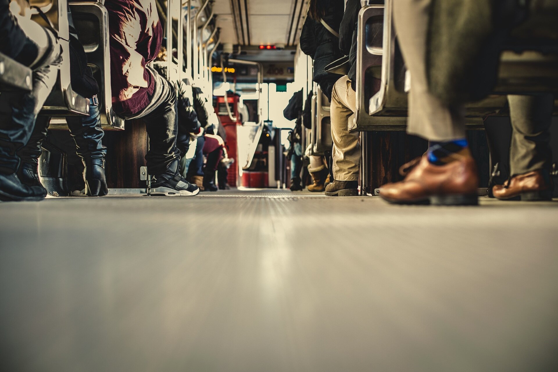 Zbiorowość ludzi w autobusie Źródło: pexels, Zbiorowość ludzi w autobusie, licencja: CC 0.