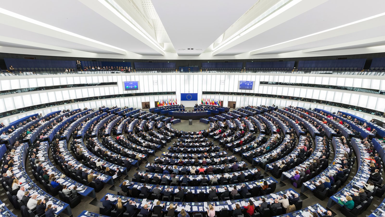 Sala posiedzeń Parlamentu Europejskiego Źródło: Diliff, Sala posiedzeń Parlamentu Europejskiego, licencja: CC BY-SA 3.0.