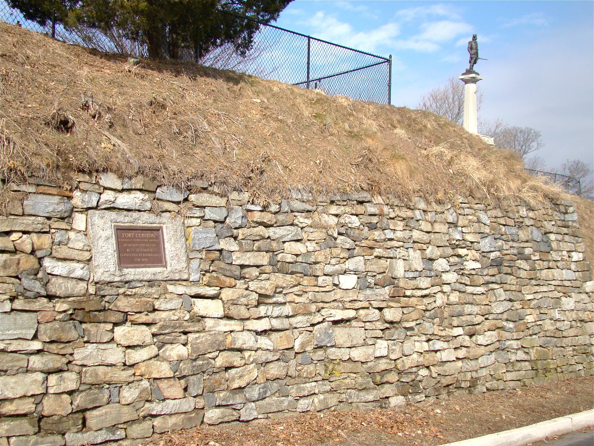 Fragment umocnień w West Point (obecnie prestiżowa szkoła oficerka w USA) wzniesionych według projektów Tadeusza Kościuszki. W głębi widoczny pomnik generała. Fragment umocnień w West Point (obecnie prestiżowa szkoła oficerka w USA) wzniesionych według projektów Tadeusza Kościuszki. W głębi widoczny pomnik generała. Źródło: Ahodges7, Wikimedia Commons, licencja: CC BY-SA 3.0.