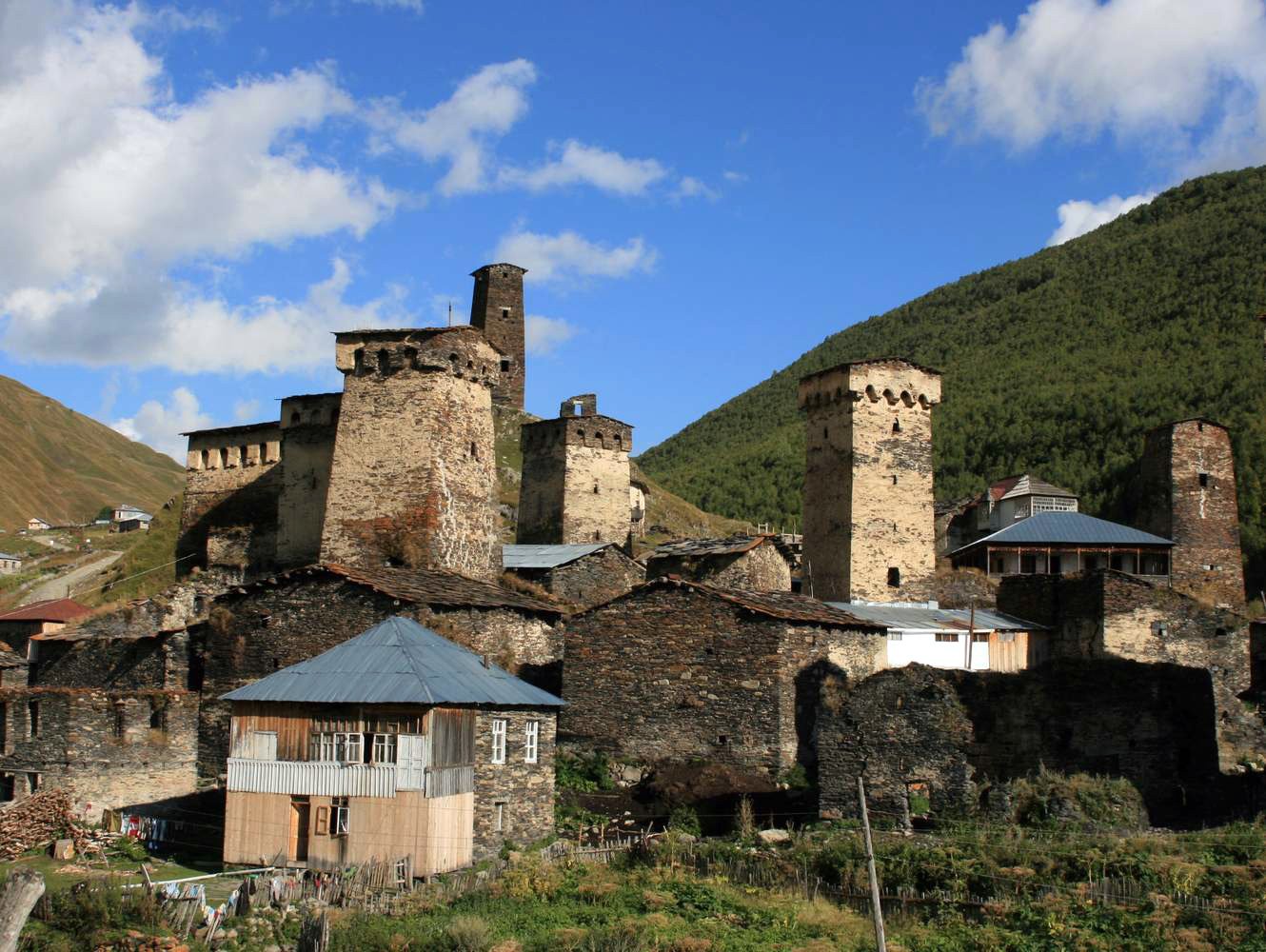 Kamienne wieże w Swanetii Kamienne wieże w Swanetii Źródło: travelgeorgia.ru, licencja: CC BY-SA 3.0.