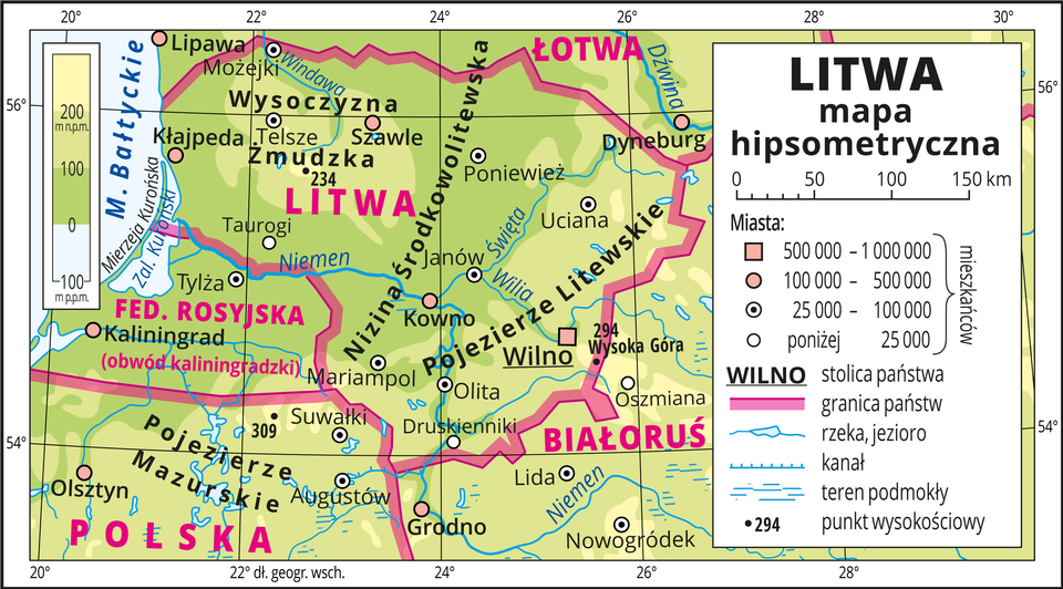 Ilustracja przedstawia mapę hipsometryczną Litwy. W obrębie lądów występują obszary w kolorze zielonym i żółtym. W lewym górnym rogu mapy fragment Morza Bałtyckiego zaznaczono kolorem niebieskim i opisano. Na mapie opisano nazwy nizin, pojezierzy i rzek. Oznaczono i opisano główne miasta. Oznaczono czarnymi kropkami i opisano punkty wysokościowe. Różową wstążką przedstawiono granice państw. Kolorem czerwonym opisano państwa sąsiadujące z Litwą. Mapa pokryta jest równoleżnikami i południkami. Dookoła mapy w białej ramce opisano współrzędne geograficzne co dwa stopnie. W legendzie umieszczono i opisano znaki użyte na mapie.