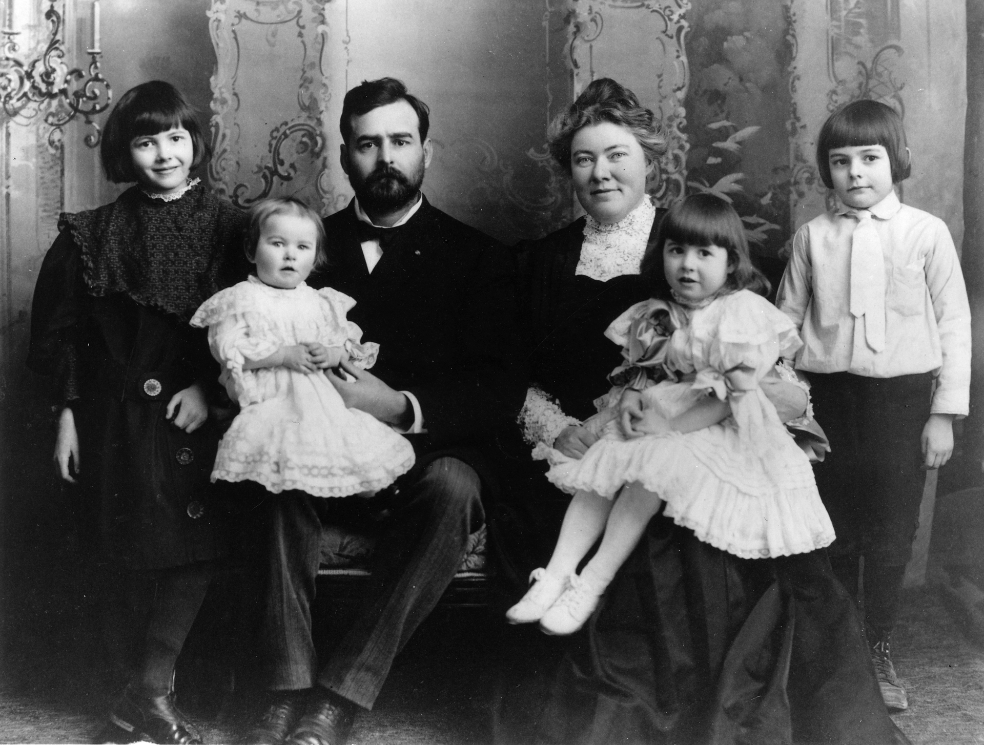 Ernest Hemingway z rodziną Źródło: Ernest Hemingway z rodziną, 1905, domena publiczna.