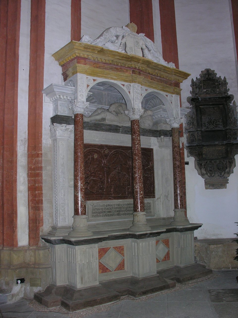 Nagrobek Rybischa (1485-1544) w kościele św. Elżbiety we Wrocławiu – humanisty, rajcy miejskiego pochowanego w kościele parafialnym pw. św. Elżbiety. Rybisch uczestniczył w 1518 r. w ślubie króla Zygmunta Starego z drugą żoną Boną Sforzą. Gorący zwolennik poglądów Lutra. Nagrobek Rybischa (1485-1544) w kościele św. Elżbiety we Wrocławiu – humanisty, rajcy miejskiego pochowanego w kościele parafialnym pw. św. Elżbiety. Rybisch uczestniczył w 1518 r. w ślubie króla Zygmunta Starego z drugą żoną Boną Sforzą. Gorący zwolennik poglądów Lutra. Źródło: Wikimedia Commons, licencja: CC BY-SA 2.5.