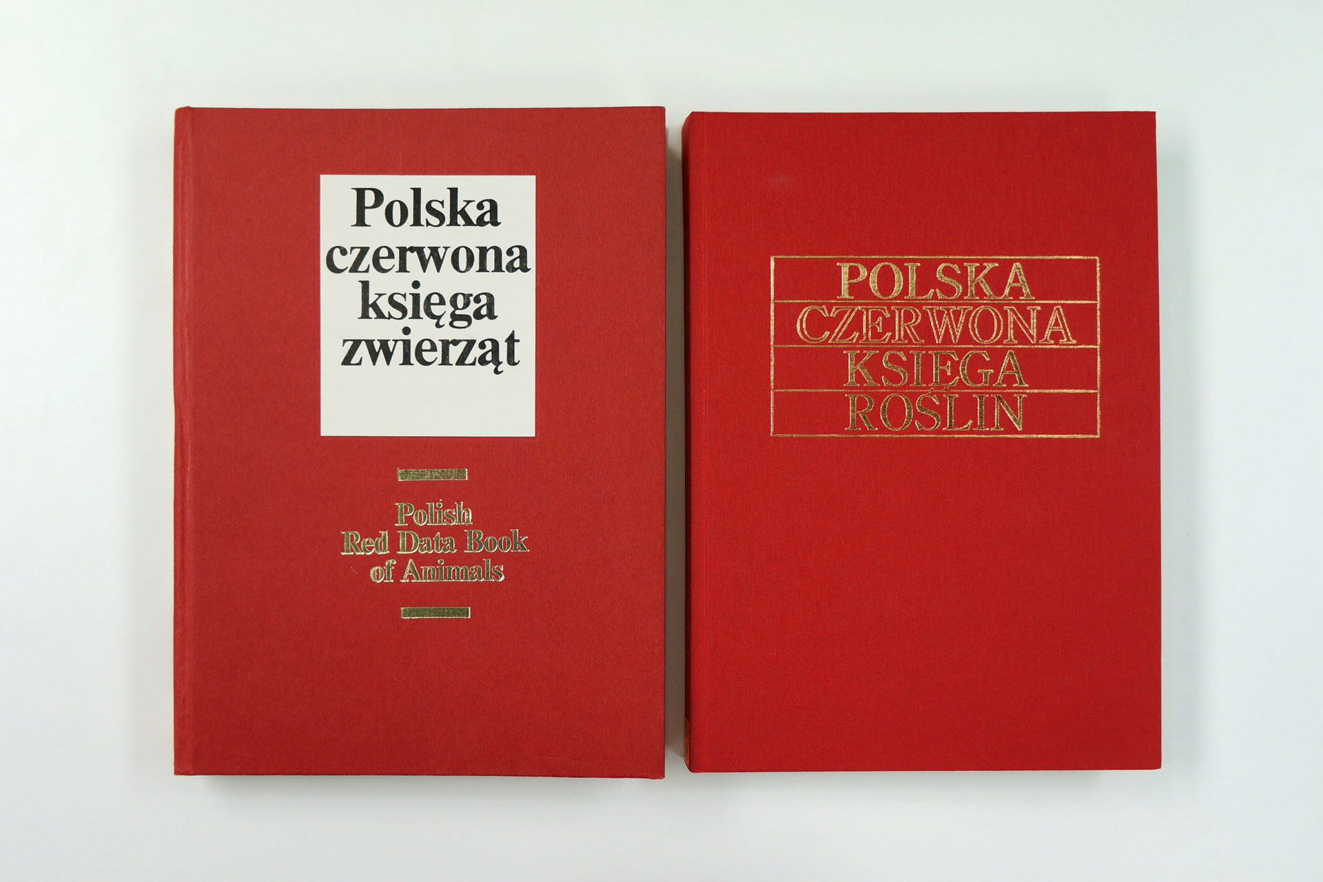 Fotografia prezentuje "Polską czerwoną księgę zwierząt" oraz "Polską czerwona księgę roslin".