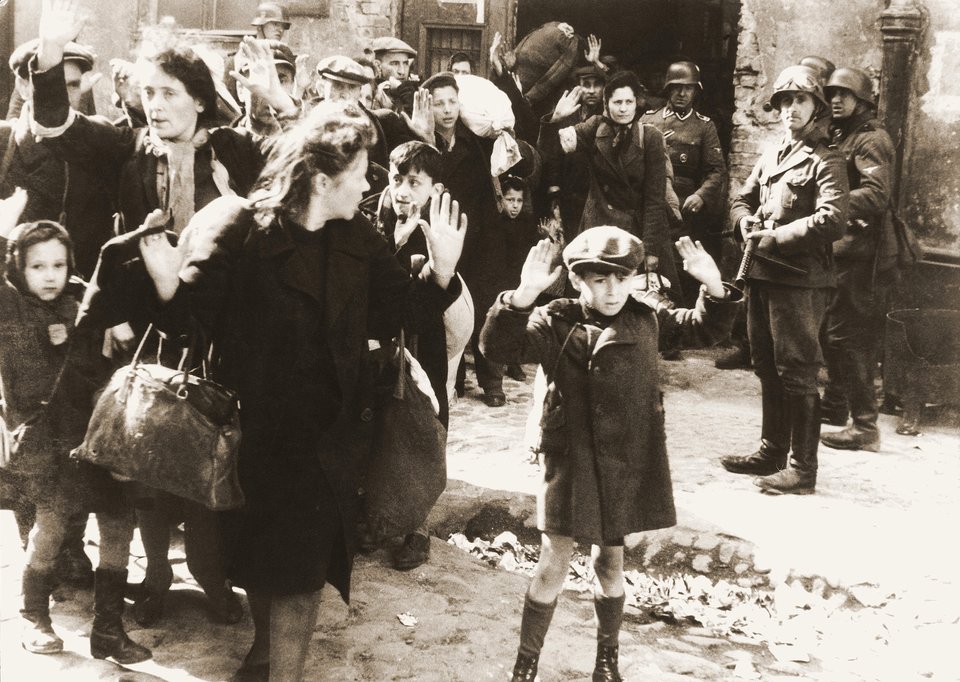 Los ludności żydowskiej stanie się wyjątkowo okrutny podczas II wojny światowej. Wówczas Żydzi doświadczą tragedii Holocaustu Los ludności żydowskiej stanie się wyjątkowo okrutny podczas II wojny światowej. Wówczas Żydzi doświadczą tragedii Holocaustu Źródło: domena publiczna.