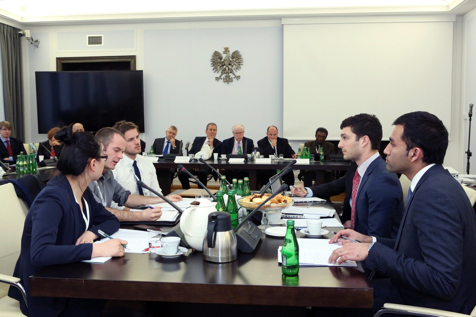 Studenci z Norwegii i Kanady podczas finału V Międzynarodowego Turnieju Negocjacyjnego – Warsaw Negotiation Round w Senacie (2014) Studenci z Norwegii i Kanady podczas finału V Międzynarodowego Turnieju Negocjacyjnego – Warsaw Negotiation Round w Senacie (2014) Źródło: Michał Józefaciuk, licencja: CC BY-SA 3.0.