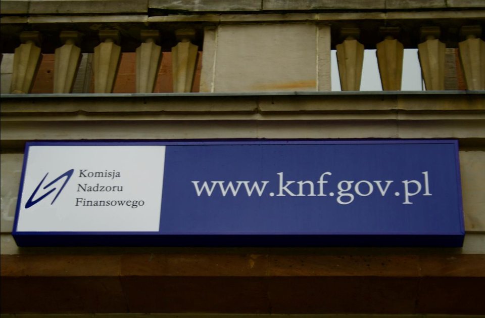 Baner KNF Źródło: Btnmdt, Baner KNF, licencja: CC BY-SA 4.0.