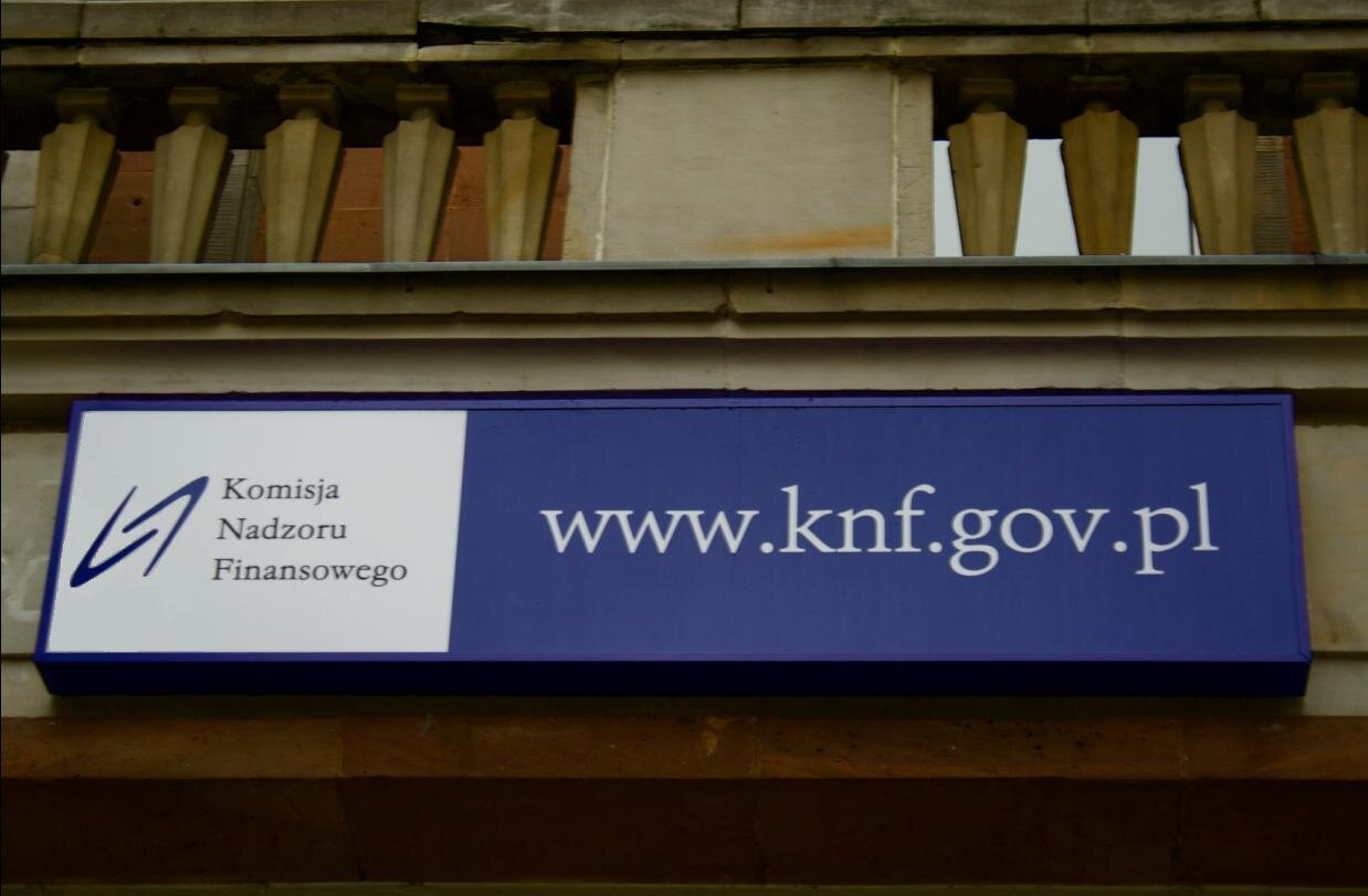 Baner KNF Źródło: Btnmdt, Baner KNF, licencja: CC BY-SA 4.0.