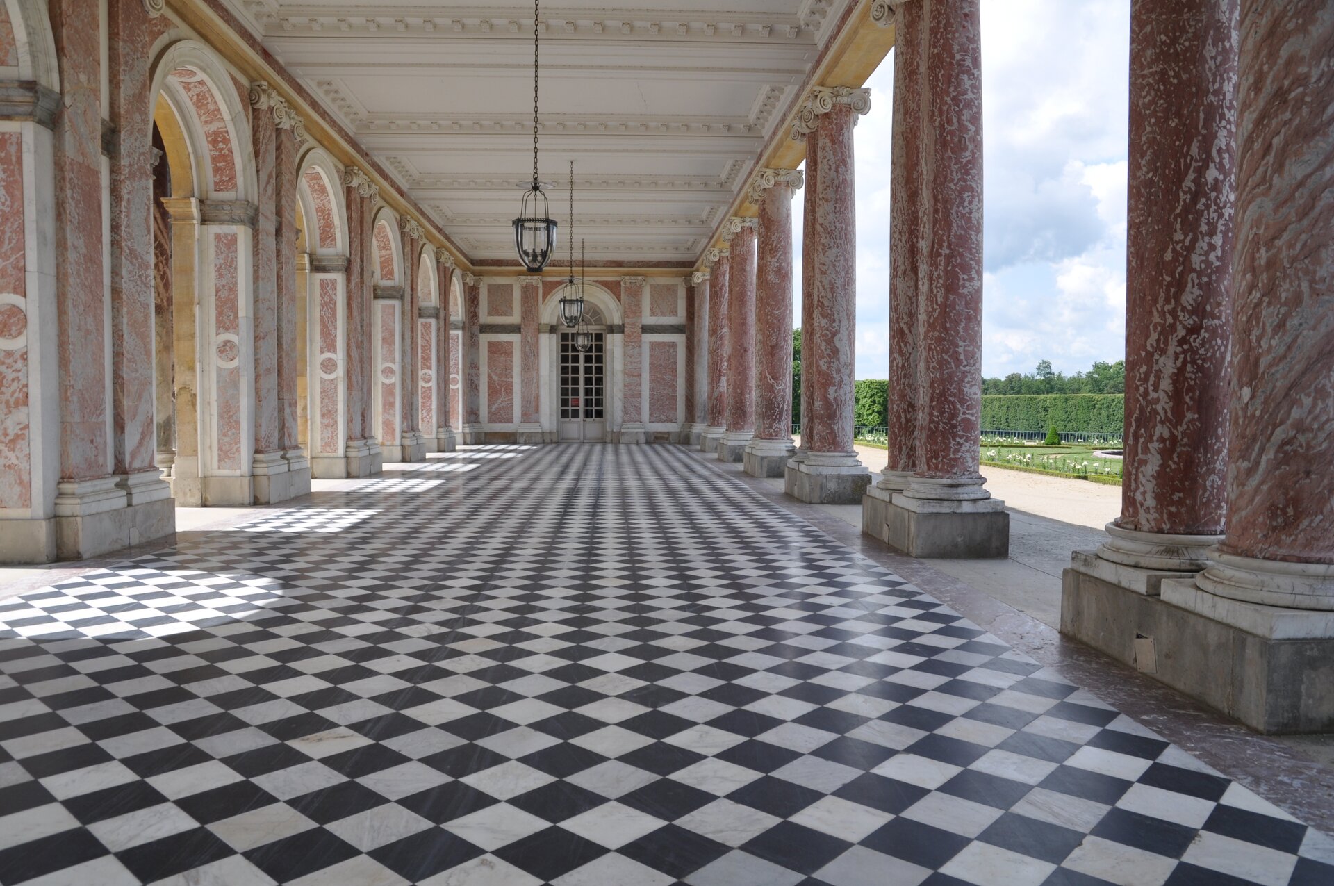 Grand Trianon w Wersalu Grand Trianon w Wersalu Źródło: Azurfrog, Wikimedia Commons, licencja: CC BY-SA 3.0.
