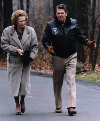 Prezydent USA Ronald Reagan z premier Wielkiej Brytanii Margaret Thatcher w Camp David w 1986 roku. Źródło: Prezydent USA Ronald Reagan z premier Wielkiej Brytanii Margaret Thatcher w Camp David w 1986 roku., 1986, domena publiczna.