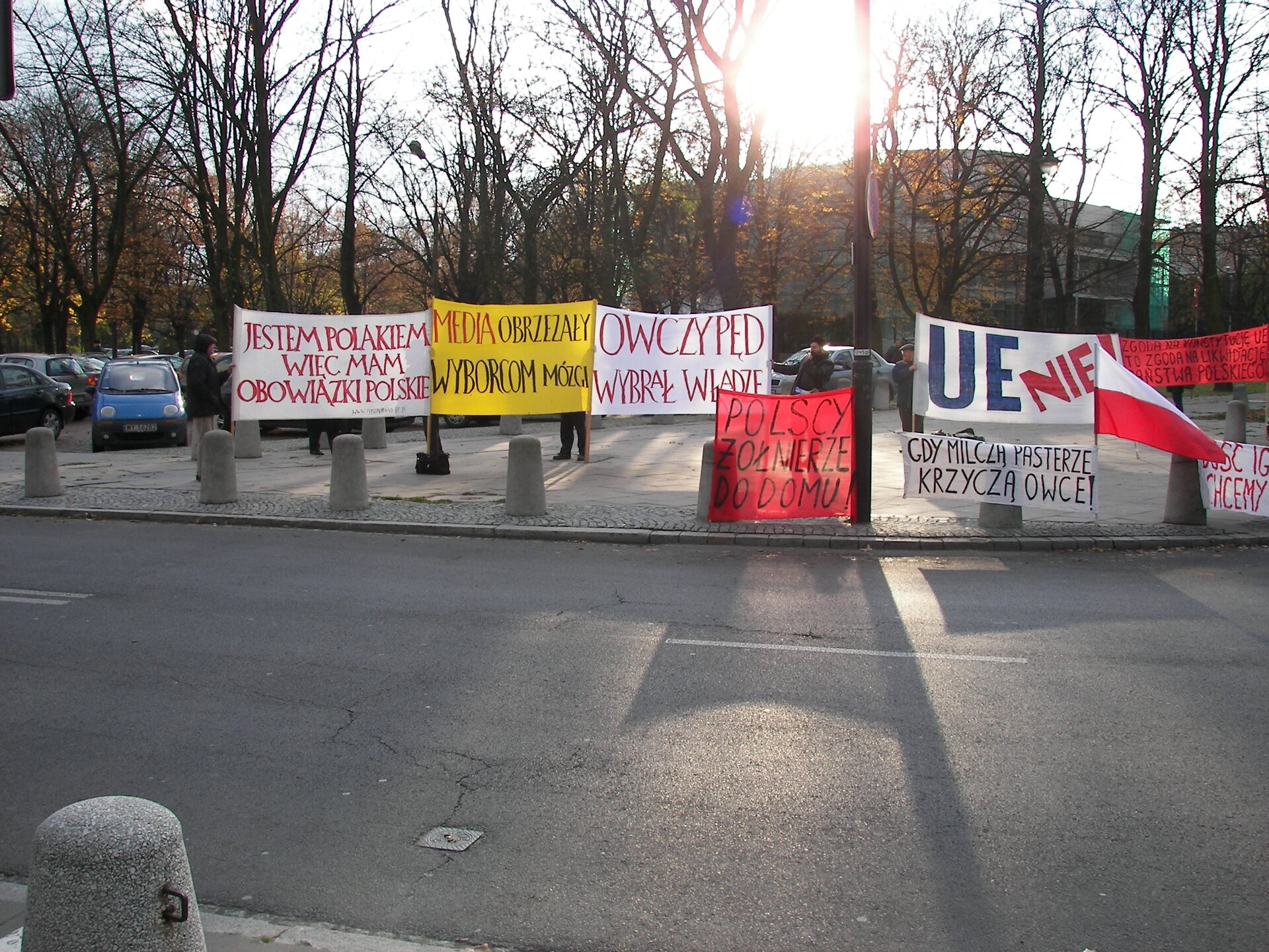 Pikieta przed sejmem Źródło: Piotr VaGla Waglowski, Pikieta przed sejmem, domena publiczna.
