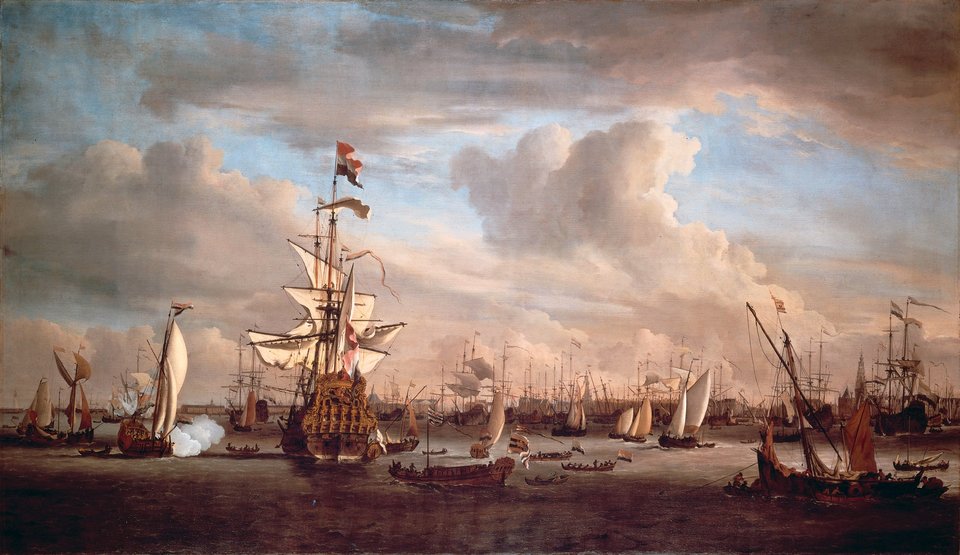 Flagowy okręt adminirała Cornelis’a van Tromp’a „Złoty Lew” na redzie portu w Amsterdamie Flagowy okręt admirała holenderskiego Cornelis’a van Tromp’a „Złoty Lew” (Gouden Leeuw). Osiemdziesięciodziałowy statek został wybudowany dla admiralicji holenderskiej podczas drugiej wojny angielsko-holenderskiej w 1666 r., służył jeszcze podczas kolejnej wojny w 1673 r. Ostatecznie został rozebrany w 1686 r. Miasto Amsterdam zleciło wówczas malarzowi marynistycznemu Willemowi van de Velde (młodszemu) (1633-1707) namalowanie statku. Źródło: Willem van de Velde Młodszy, Flagowy okręt adminirała Cornelis’a van Tromp’a „Złoty Lew” na redzie portu w Amsterdamie, 1686, Olej na płótnie, Muzeum w Amsterdamie, domena publiczna.