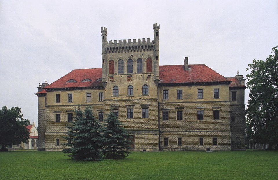 Pałac Mirów w Książu Wielkim w powiecie miechowskim w Małopolskiem. Wzniesiony przez znanego artystę Santi Gucciego w latach 1585-1595 na zlecenie biskupa krakowskiego Piotra Myszkowskiego. Pałac składał się z trzech budynków: centralnie położonego zamku oraz dwóch pawilonów bocznych. Kontrast między obu częściami wskazywany jest jako element tzw. późnego renesansu, czyli manieryzmu. Pałac Mirów w Książu Wielkim w powiecie miechowskim w Małopolskiem. Wzniesiony przez znanego artystę Santi Gucciego w latach 1585-1595 na zlecenie biskupa krakowskiego Piotra Myszkowskiego. Pałac składał się z trzech budynków: centralnie położonego zamku oraz dwóch pawilonów bocznych. Kontrast między obu częściami wskazywany jest jako element tzw. późnego renesansu, czyli manieryzmu. Źródło: Jerzy Strzelecki, Wikimedia Commons, licencja: CC BY-SA 3.0.