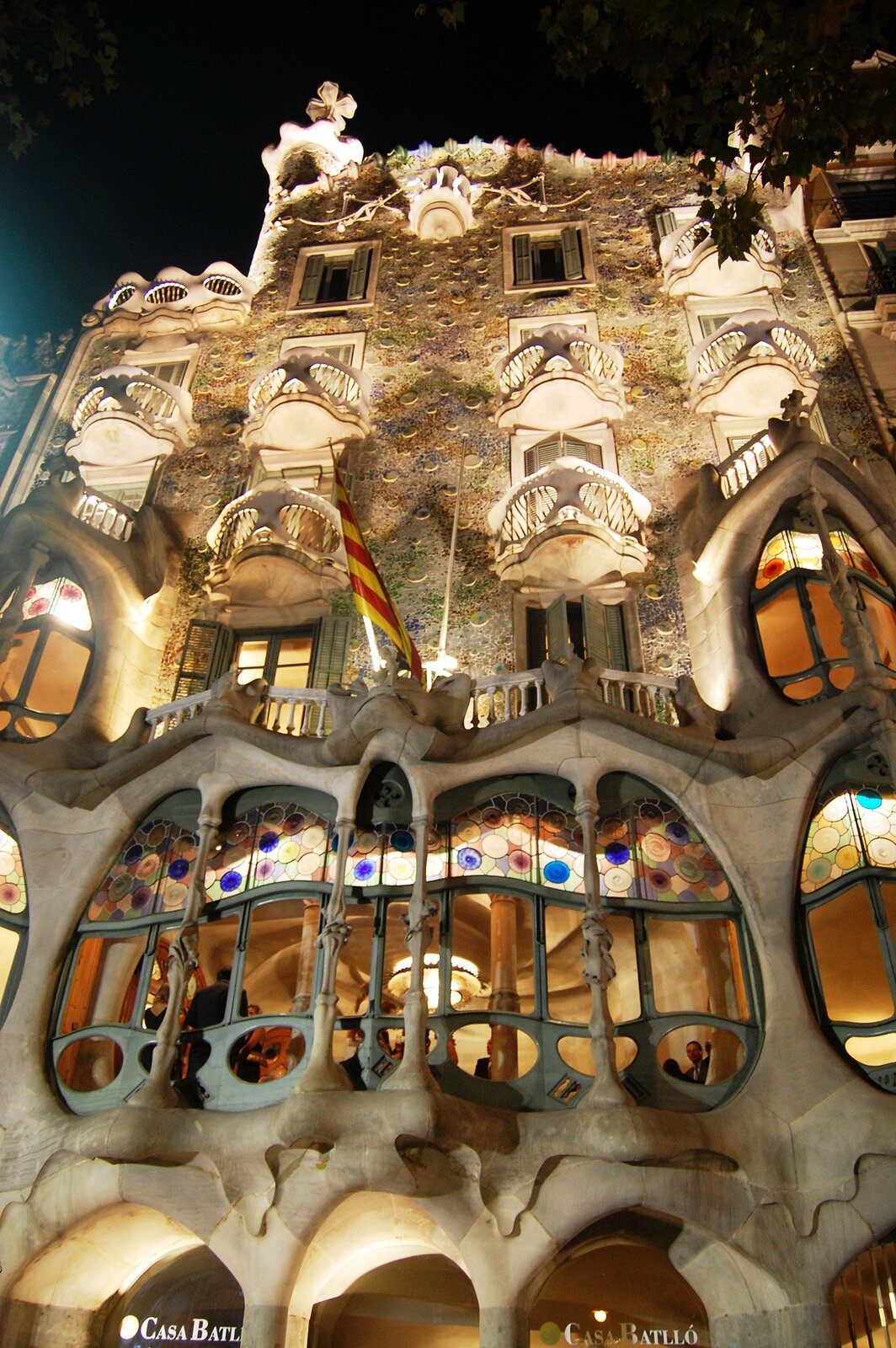 Casa Batlló Źródło: tato grasso, Casa Batlló, 2007, licencja: CC BY-SA 2.5.