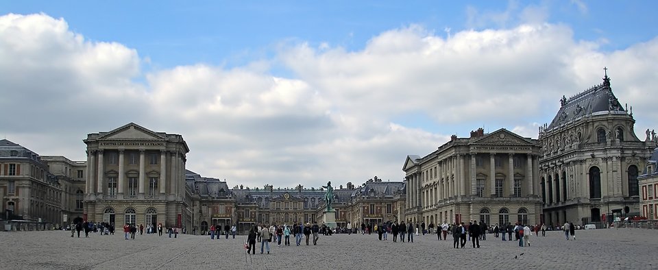 Dziedziniec główny pałacu wersalskiego Dziedziniec główny pałacu wersalskiego Źródło: Deror avi, Wikimedia Commons, licencja: CC BY 3.0.