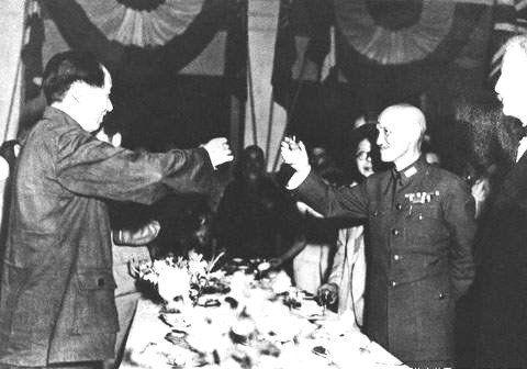 Zawarcie porozumienia między Mao Tse-tungiem (z lewej) a Czang Kaj-szekiem Zawarcie porozumienia między Mao Tse-tungiem (z lewej) a Czang Kaj-szekiem Źródło: Fotografia, domena publiczna.