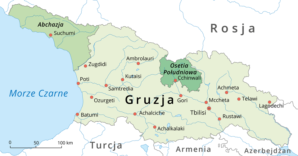 Na ilustracji mapa polityczna. Abchazja i Południowa Osetia na terytorium Gruzji. Państwa te wydzielone kolorem ciemniejszym zielonym w obrębie jasnozielonej Gruzji. Gruzja graniczy na północy z Rosją, na południu z Turcją, Armenią i Azerbejdżanem. Z lewej strony Morze Czarne, kolor niebieski.