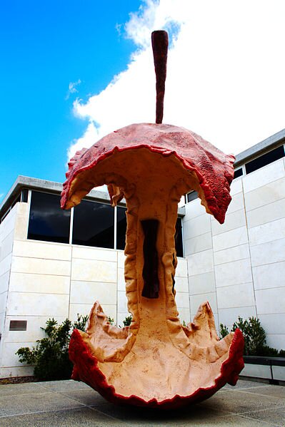 Apple Core Źródło: Claes Oldenburg, Coosje van Bruggen, Apple Core, 1992, stal nierdzewna, piana uretanu, żywica, Israel Museum, Jerozolima, licencja: CC BY 3.0.