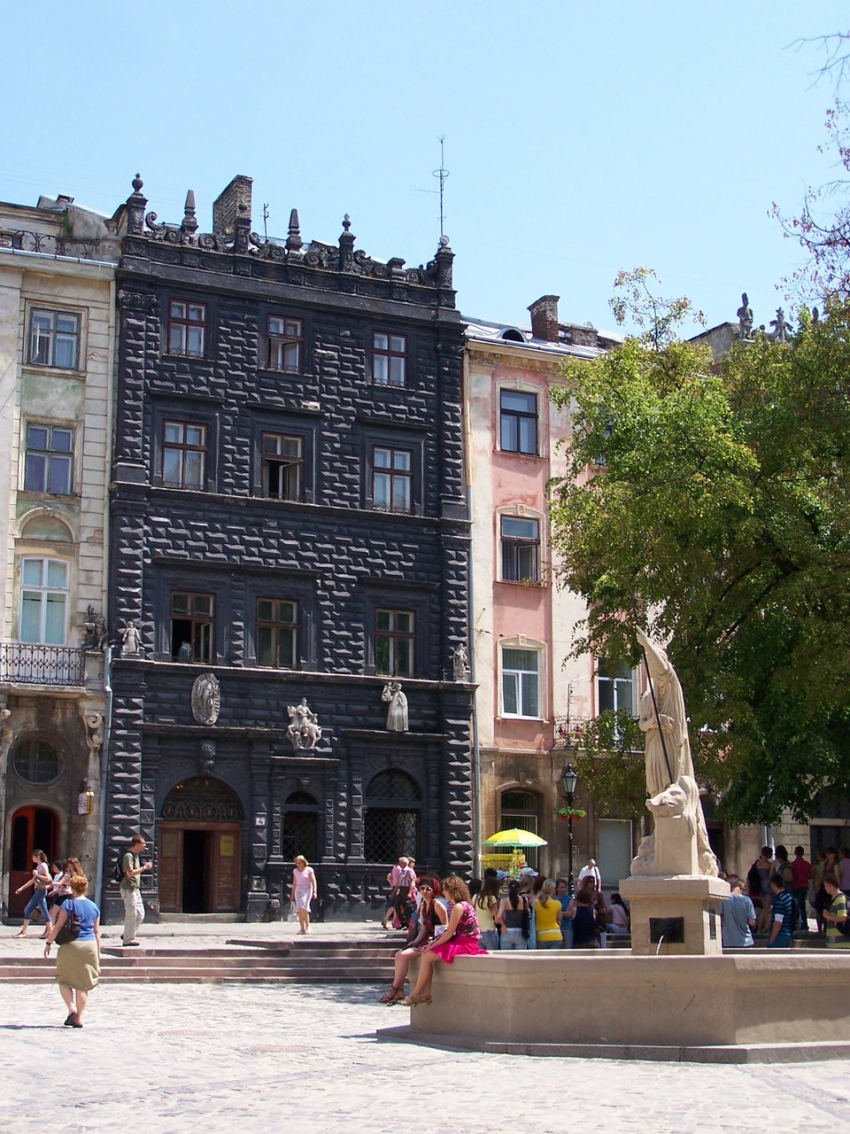 Lwów - Kamienica Czarna Lwów - Kamienica Czarna Źródło: Jan Mehlich, Wikimedia Commons, licencja: CC BY-SA 3.0.
