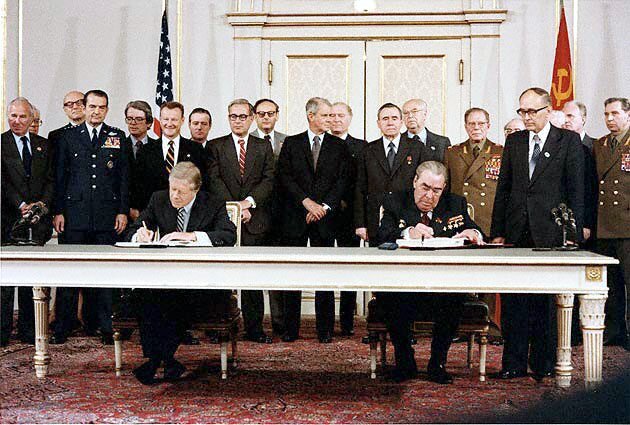 Leonid Breżniew i Jimmy Carter podczas podpisywania układu SALT II Źródło: Bill Fitz-Patrick, Leonid Breżniew i Jimmy Carter podczas podpisywania układu SALT II, Fotografia, domena publiczna.
