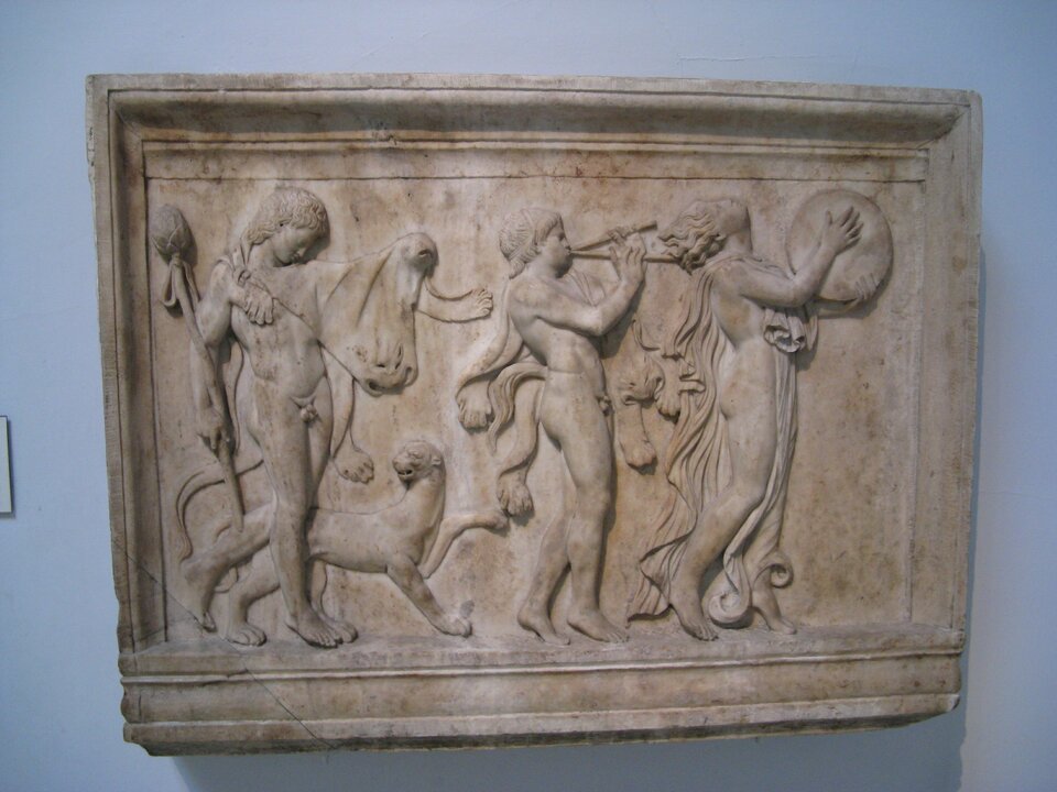 Scena tańca dionizyjskiego Źródło: Scena tańca dionizyjskiego, około 100, płaskorzeźba, British Museum, domena publiczna.