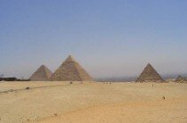 Piramidy w Gizie koło Kairu